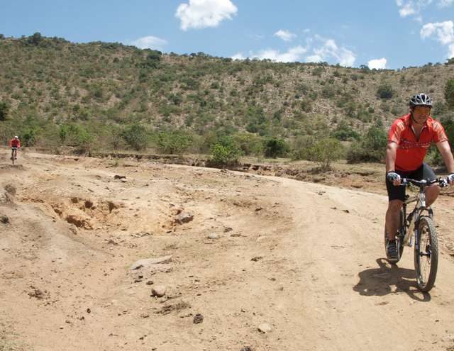 Mountain Biking auf unbefestigter Straße in der Masai Mara