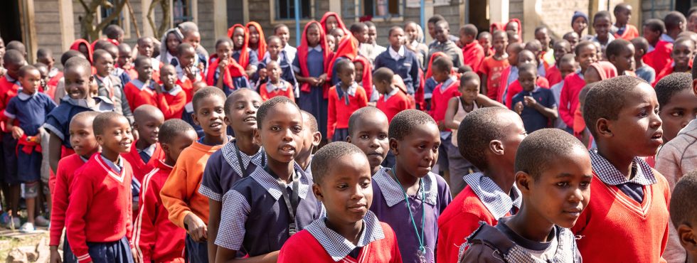 Eine Gruppe von Schulkindern vor einer Grundschule in der Masai Mara